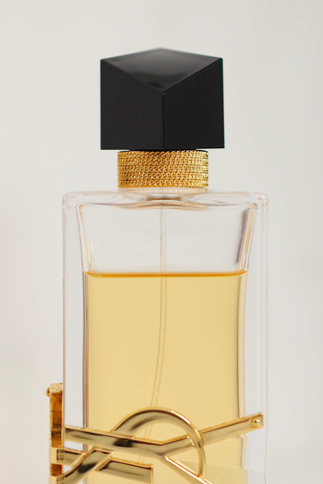 this affordable perfume smells like my favorite popular designer women's fragrance! #perfumetiktok #beautyph #affordableperfume #womensperfume #bestperfumes 