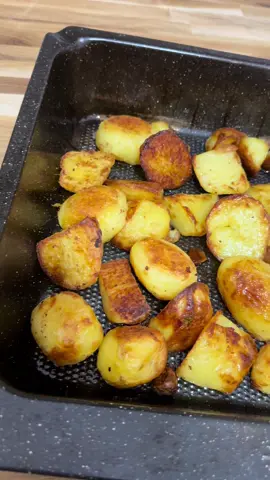 These were so good! #cookwithme #cookwithmeg #garlicroastedpotatoes #roastpotatoes #brilliant 