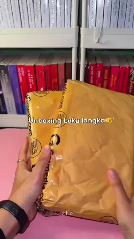 Ini Wl ku dari lama huhu nyari buku pertamanya susah bgttt😔 untung kmrn ada stock nyempil di gramed, kayanya si sisa gudang krn aku dpt buku yg dibagian bawahnya udh kuning but it's ok yg penting aku kebagian🤧 #BookTok #booktoker #suratkematian #bookunboxing #bookhaul #fyp #book #books #bookrecommendations #novel #unboxing 