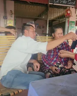 Cô Giao nghẹn ngào gặp con gái ở Trung Quốc sau 29 năm Thất Lạc 