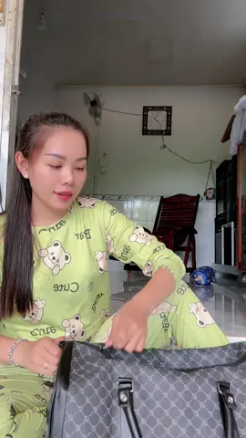 Mua sẵn 1 cái lỡ có ai rủ đi du lịch cũng có túi để đựng đồ ✅ #tuidulich #tuidungquanao 