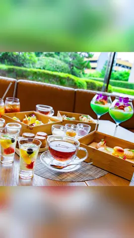 🧡サマーアフタヌーンティー 2025年6月25日 ～ 2025年9月9日 🏰バーラウンジ シルバ ／ヒルトン東京ベイ @hiltontokyobay  千葉県 浦安市舞浜 1-8 🚃舞浜 ｡:+* ﾟ ゜ﾟ *+:｡:+* ﾟ ゜ﾟ *+:｡:+* ﾟ ゜ﾟ *+:｡  🌻スイーツ ライムのイタリアンメレンゲタルト ピニャ・コラーダムース グレープフルーツの香り 桃と赤すぐりのムース マンゴーマカロン メロンショートケーキ トロピカルフルーツのパウンドケーキ ミント風味のフルーツカクテルゼリー 🏝️セイボリー ハーブ香るローストポークとトマトサルサ アーモンド香る白いガスパチョ 鰻とキュウリの生春巻き ポテトのスパイシーサモサスティック 大葉の冷製カッペリーニ ジェノベーゼ風 夏野菜のグリルサンドウィッチ ☀️スコーン プレーンスコーン コーヒーとマカデミアナッツのスコーン クロテッドクリーム 桃とマンゴーのジャム ブルーベリーチーズクリーム ☕️飲み物 ・ディルマ t-シリーズ ブリリアント・ブレックファースト シングルエステート・ダージリン シングルエステート・アッサム オリジナル・アールグレイ ローズ・フレンチバニラ マンゴー＆ストロベリー ジャスミン・グリーンティー ピュア・カモミール・フラワー ピュア・ペパーミント ローズヒップ＆ハイビスカス ・ネスプレッソ アイスカフェラテ アイスコーヒー キャラメル・ラテ・マキアート アイスカプチーノ アメリカンコーヒー カフェラテ カプチーノ エスプレッソ ブレンドコーヒー ・限定モクテル（＋950円） ｡:+* ﾟ ゜ﾟ *+:｡:+* ﾟ ゜ﾟ *+:｡:+* ﾟ ゜ﾟ *+:｡  詳しくはお茶ポータルサイト【TeaDropTime】で⚓️ ☕️紅茶 🍰アフタヌーンティー 🏰洋館 って言葉にきゅん🥰ってなる方は チェックしてね👉 @deliciousooakio #PR 個人の感想です✒️ 投稿には一部プロモーションを含みます👑 #アフタヌーンティー #afternoontea #ヌン活 #下午茶 