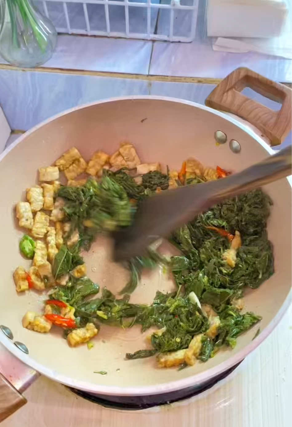 masak ikan tongkol suwir pedas & tumis daun singkong… #novitasawj #minivlog #dayinmylife #fyp 