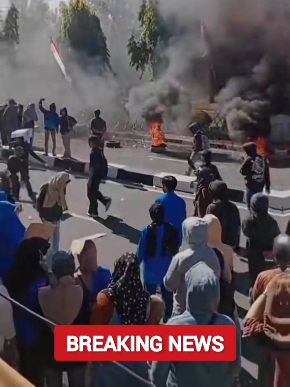 📹 RICUH AKSI DEMO BONE !! Penolakan Kenaikan Pajak PBB Di Kantor Bupati Bone, Sulawesi Selatan. Aksi Demo Dilaksanakan Oleh Gabungan Mahasiswa dan Masyarakat Bone, Pada Hari Selasa, Tgl 19 Agustus 2025. #demo #mahasiswa #bone #viral #pająk  Aksi Demo Di Bone. Demo Ricuh Di Bone. Berita Bone Terkini. Bupati Bone Di Demo Mahasiswa. Demo Penolakan Kenaikan Pajak.