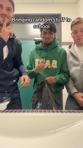 In Gesicht spucken ist Crazy 😂🤣 #fyp #funnytiktok #group #tren #school 