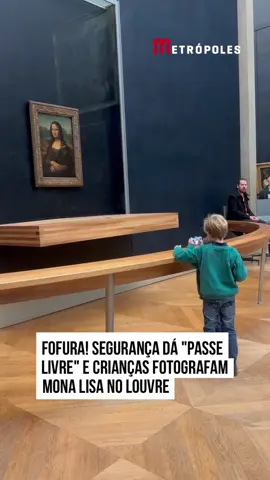 😅 Dois garotinhos ganharam um “passe livre” de um segurança do Museu do #Louvre, em #Paris, na #França. Com a entrada no local permitida, a dupla correu para o quadro da Mona Lisa, de Leonardo da Vinci, e fotografaram a obra. A cena foi registrada em vídeo pela brasileira Evelyn Machado, que se derreteu. Conforme o relato dela, a fofura dos meninos amoleceu o coração do segurança, que permitiu a entrada deles no museu. A rápida passagem dos garotos pelo local, porém, não contou com relatos da presença dos pais deles. Nas redes sociais, algumas pessoas se mostraram preocupadas com isso. #Tiktoknoticias 🎥 evelyn.machado | @myhoodbr 