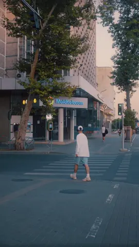 eSim-ul este mai comod decât crezi. Se instalează în 5 minute și te rezolvi cu 40 de lei. Ai rețea, trafic mobil minim necesar pentru a ieși din situații tensionate și o flexibilitate inimaginabilă, făcând toate acțiunile din telefon.  Dacă ești prin Chișinău, găsește pe Thighina x Ștefan acest aparat din video și încearcă măcar de curiozitate, cât de simplu e. #Moldtelecom