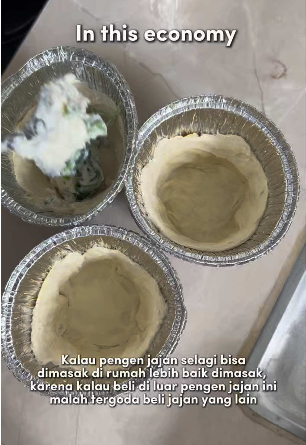 Mingguan yg 1jt itu bisa terpangkas menjadi 700k kalau nyetok bahan/buah begini daripada bahan gak ada jadinya saat lapar ada promo beli jajan ada voucher belanja jajan. Ini perdana yaa beli salmon saking penasarannya salmon en croute, sama tak sama rasanya yg penting rasa lapar tertutupi🤣