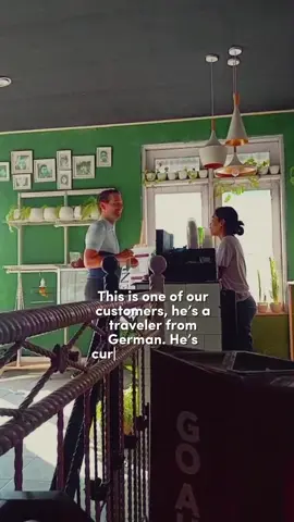 Ngobrol sebentar dengan tamu yang berasal dari Jerman ini. Dia travelling dari Timor Leste dengan bersepeda dan  sempat bermalam di So'e sebelum akhirnya sampai di Kupang. Kesan yang didapat selama  perjalanannya sudah pasti keramahan dari orang-orang yang dia temui. Setelah bermalam di Kupang keesokan harinya dia akan melanjutkan perjalanan bersepedanya ke Flores dengan naik feri dan mungkin perjalanannya akan diakhiri di Bali sebelum dia kembali ke Jerman. Dia juga bilang kalo  suka dengan kopi yang kami suguhkan dan mungkin jika ada waktu sebelum berangkat menuju pelabuhan nanti dia akan mampir kembali ke tempat kami. 😊 • • • #ntt  #umkm #betalokal  #kopidarintt #coffeeshop       