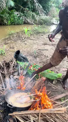 African Tarzan frying his chicken 😋. 