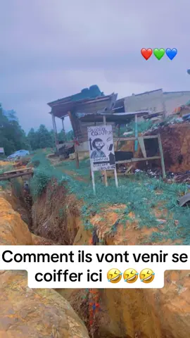 Je comprends maintenant pourquoi personne ne vas se coiffer là bas 😂