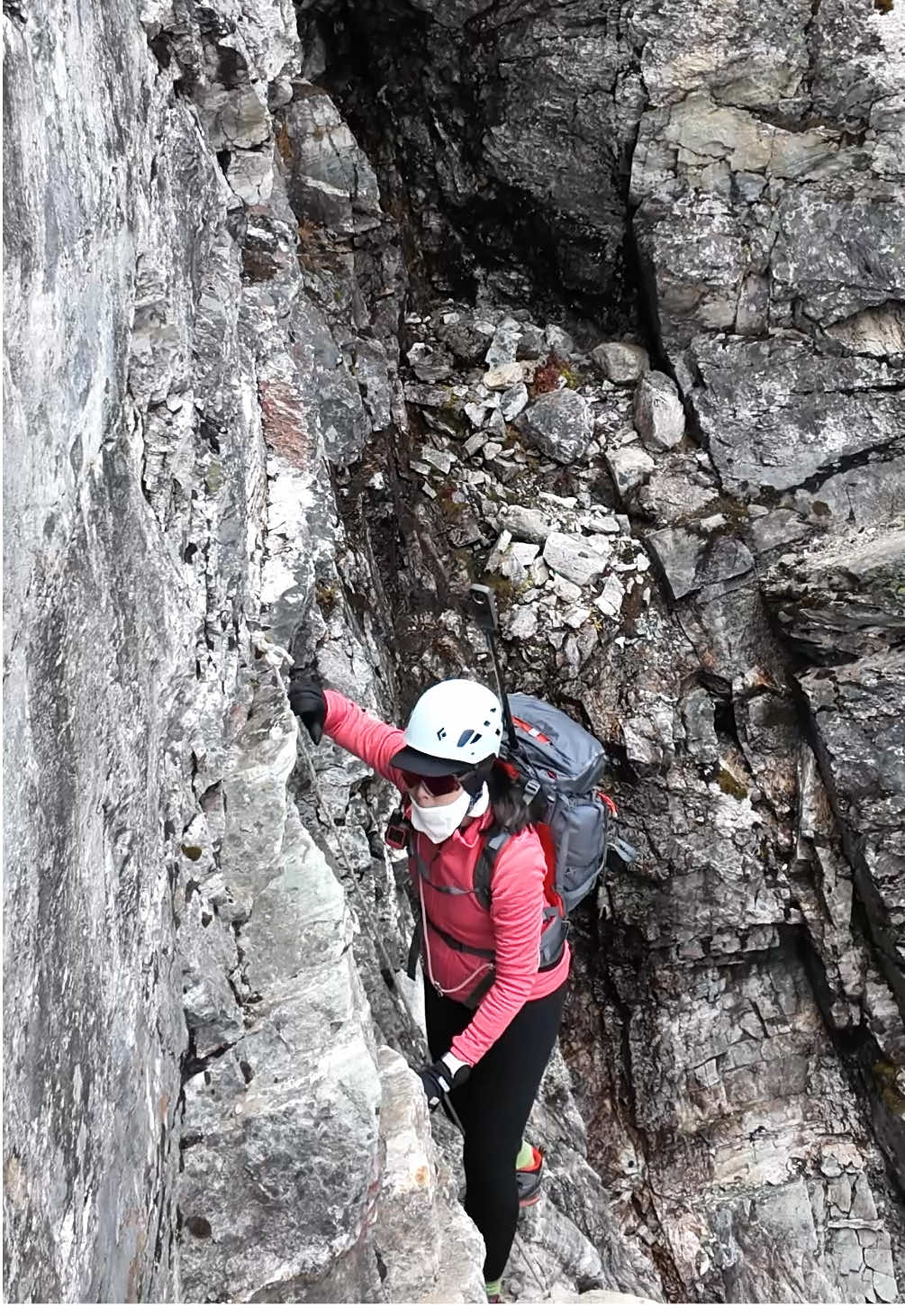 Jangan sampe salah pilih sarung tangan! 🧤 Beda situasi, beda gloves. Jadi sebelum beli gloves, pastiin dicoba dulu biar tau mana yang paling nyaman dan pas buat kamu.  #pendakiindonesia #mountaineering 