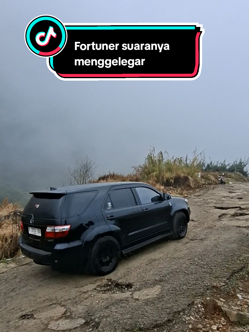 Fortuner ini suaranya menggelegar Bantu subscribe YT : satriyo project  Paket wisata Dieng dm ya FYI kalo mau lewat jalur ini, kondisi kendaraan harus fit dan driver harus punya skil cukup #fyp #toyota #fortuner  #tanjakanextreem #tanjakansikarim  