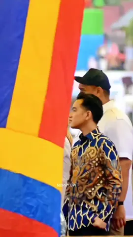 Tampak Mas Wapres Beserta rombongan Berada di Taluk Kuantan untuk menyaksikan PACU JALUR . Dan menyapa para pengunjung. #auraboatkid #wisata #aurafarming #pacujalur #kuansing 