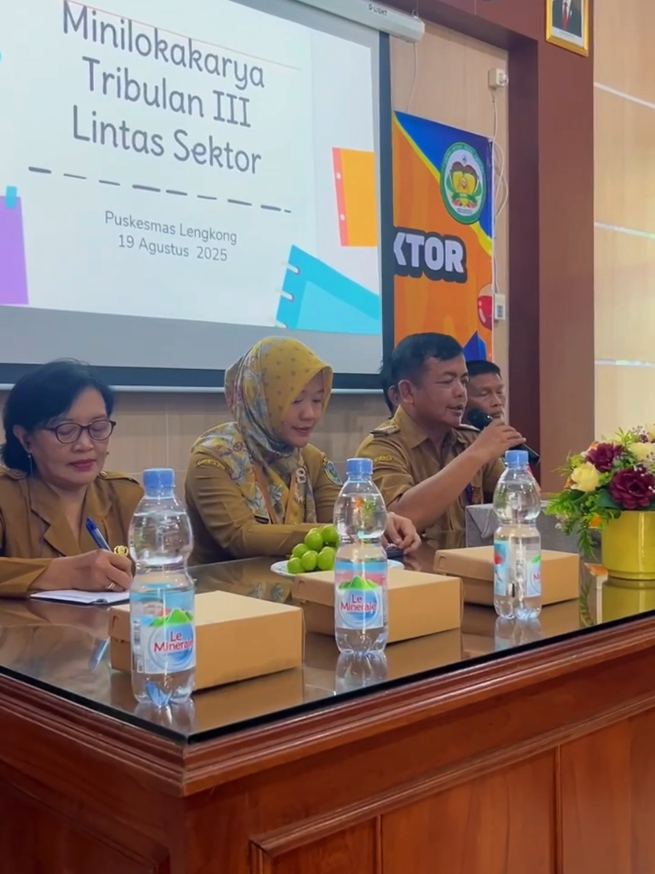 Giat lintas sektor Puskesmas Lengkong.. Melalui pertemuan lintas sektor ini Kesehatan adalah tanggung jawab bersama. Dihadiri oleh Bapak H. M. Fauzi Irwana, SE Selaku Wakil Ketua Komisi IV DPRD  Kab Nganjuk , Bapak Wardoyo, SIP Msi Selaku Camat Kecamatan Lengkong, Ibu Ratih Kristiana Wijaya, SST dari dinas kesehatan kab nganjuk, Bapak Prasetyo Wibowo Dari BPJS Kab Nganjuk, AKP Sugiono selaku Kapolsek Lengkong, Lettu Inf Yoyok Krisbiantoro selaku Danramil Kec Lengkong , Kepala OPD se kecamatan lengkong serta Kepala desa se kec lengkong, Lokakarya mini lintas sektor ini menjadi wadah untuk memperkuat upaya bersama dalam menjaga kesehatan masyarakat. Sinergi lintas sektor, langkah nyata untuk pembangunan agar kita berupaya memberikan dampak positif bagi masyarakat. Sebelum memulai giat lintas sektor undangan mengikuti cek kesehatan gratis untuk mengetahui tingkat kesehatan individu masing2.. Ayuk semua,Mari bersama-sama wujudkan perubahan yang lebih baik! #lintassektor #puskesmas #fyp #jkn #kesehatan