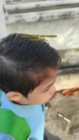 Waktu mau jalan kesekolah, niat bikin video estetik.  Malah ditampar sama anak bayi 🥲 .  Kalau sholat dimasjid atau dirumah aja buru-buru,  Gimana mau sholat di ka'bah lagi, katanya 🥲  @Helwa Group Berkah 