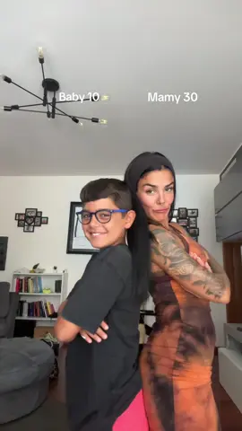 Ieri abbiamo fatto vedere una notte da leoni a Leo ci stavamo spaccando dalle risate😂 Quindi abbiamo questa canzone in testa 🫠 #mammaefiglio 