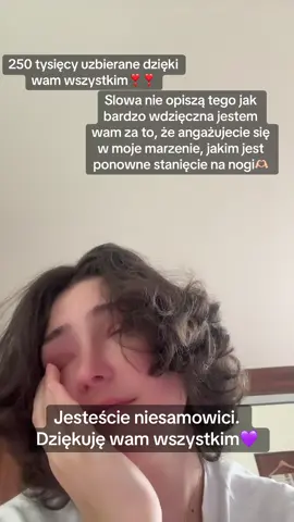 Jakbym mogła to z całej siły przytuliłabym i podziękowałabym wam wszystkim osobiście, ale że nie mogę, to zrobię to chociaż wirtualnie🫂❤️  Jestem szczęśliwa, że założyłam tiktoka i zaczęłam nagrywać filmiki, bo dzięki temu poznałam wspaniałe osoby, które uświadomiły mi moją siłę ale też mi jej dodały. Poczułam, że moje marzenie może zostać zrealizowane i że zrobicie co możecie, żeby mi w tym pomóc. Jest to dla mnie niesamowite, ale też ciężkie do uwierzenia, że to wszystko jest prawdziwe. Każdego dnia szokuje mnie, że przybywa was coraz więcej i dodajecie mi coraz więcej siły i chęci do kontynuowania tego wszystkiego. Bardzo, ale to bardzo dziekuje za waszą pomoc ale przede wszystkim za to, że jesteście ze mną💜🖤 #thankyou #amputee #cancer #dlaciebie #foryou 