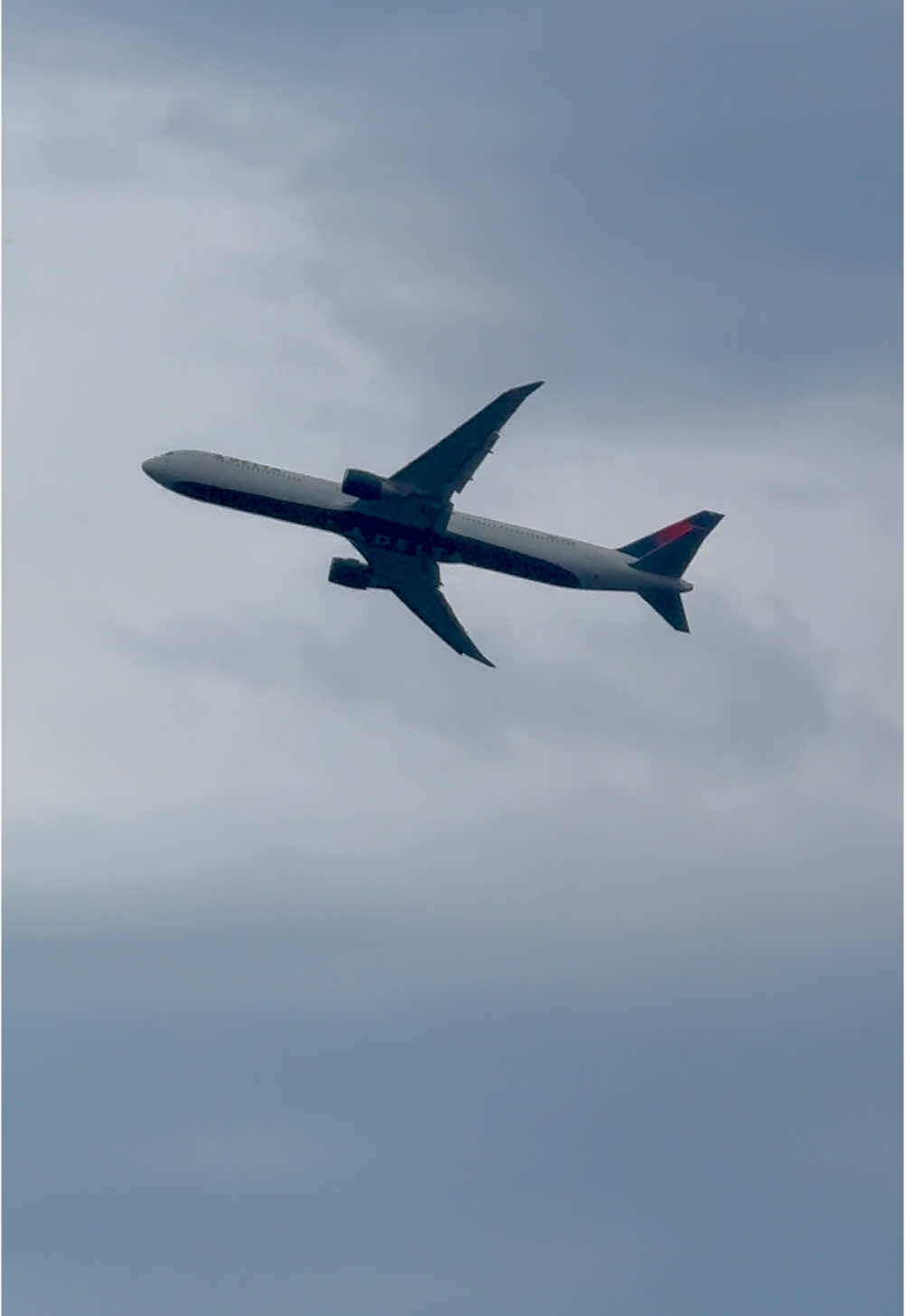 DELTA AIRLINES 🇺🇸 Boeing 767-400 Take Off from Nice Core d‘Azur Airport #creatorsearchinsights #b767 #b767lovers #boeing767 #boeing767lovers #boeing767400 #deltaairlines #nicecotedazurfrance🇫🇷 #nicecotedazur #takeoff