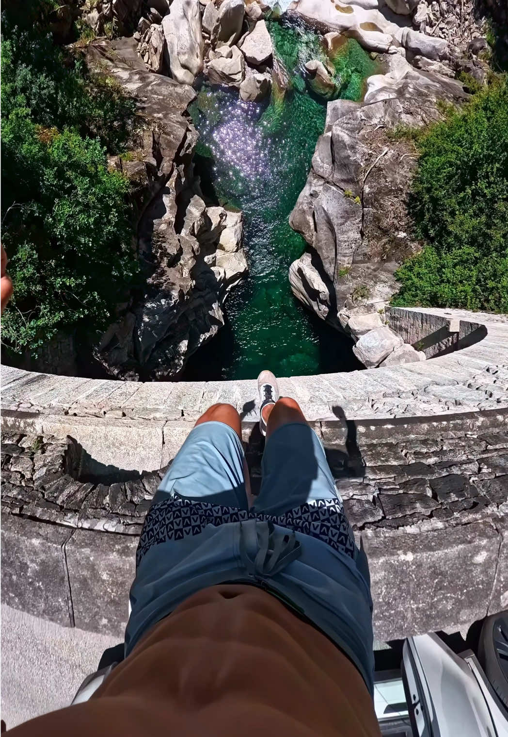 POV : Tesla a l’option cliff jumping spot dans son GPS📍 #cliffjumping #cliff #jump #adrenaline #cliffdiving 