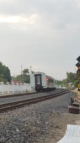 gradak jayaa #keretaapi #fyp #railfansindonesia #lfl #fypdonggggggg 