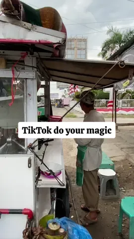 Warga Lhokseumawe, ayo sama-sama kita singgah ke jualan Pak Ali, bapak berusia 57 tahun yang setiap hari berjuang mencari nafkah dengan berjualan pangsit. Pangsitnya enak banget, harganya cuma Rp10.000, tapi sering sepi pembeli. Jangan biarkan beliau berjualan sendirian, mari kita ramaikan dagangannya. Satu porsi dari kita, sangat berarti untuk beliau. Yuk, kita tunjukkan kalau warga Lhokseumawe peduli dan saling mendukung