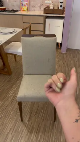 ✨ Sua cadeira nunca mais será a mesma! ✨ Nossa capa de cadeira matelassê marrom é resistente a gatos, protege e ainda deixa sua sala muito mais elegante 🐾🤎 👉 Garanta a sua agora mesmo na nossa TikTok Shop e transforme sua casa com praticidade e estilo!