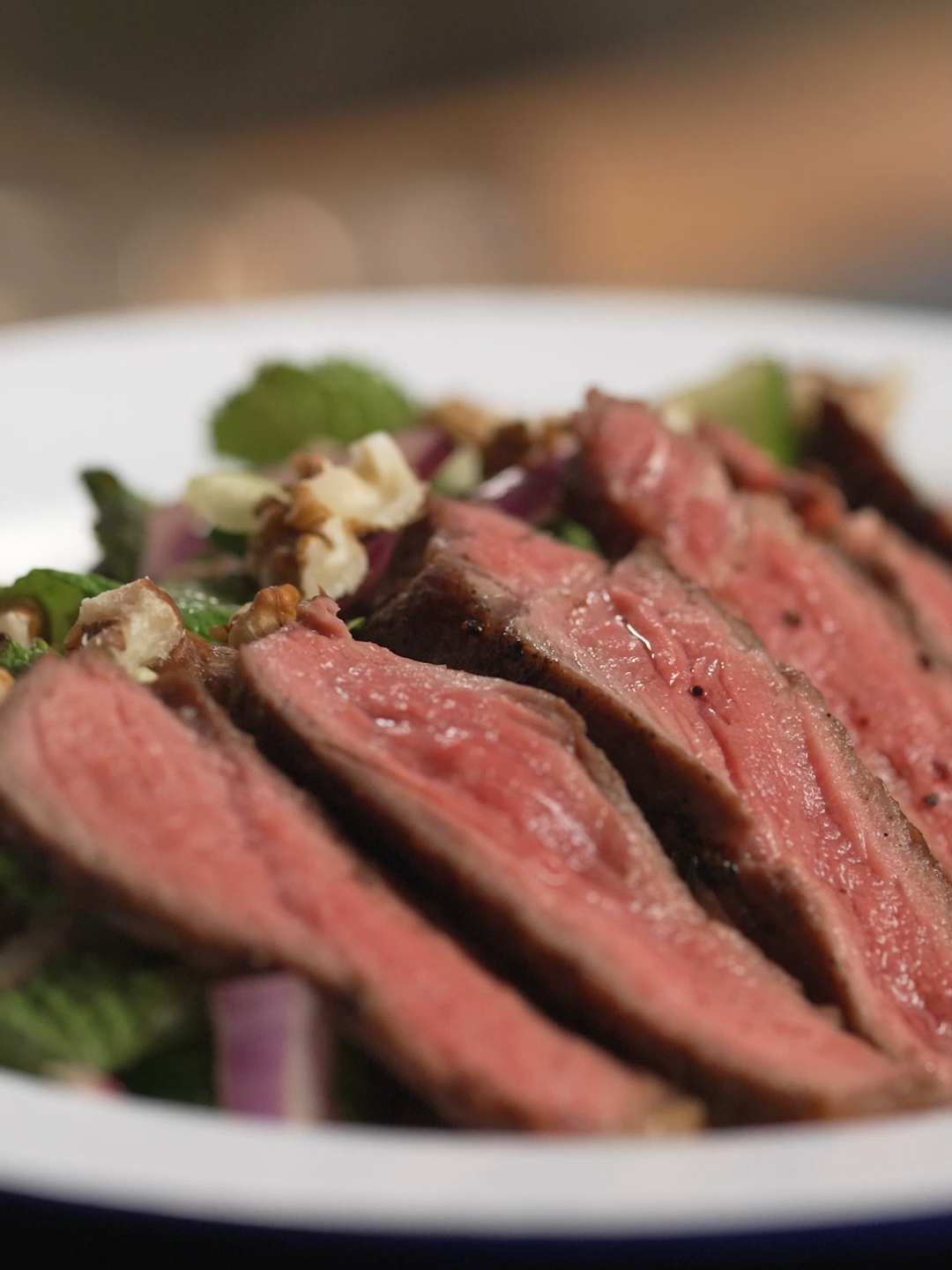 Salată răcoritoare cu carne de vită🥩 Carnea de vită se scoate din frigider cu 30 de minute înainte, se asezonează cu sare, piper și puțin ulei, apoi se gătește cu grijă și se lasă la odihnit 10 minute.Între timp, într-un bol, se amestecă sosul de pește, zahărul (sau mierea), apa și sucul de lime. Se adaugă ceapa tăiată fin și se lasă câteva minute să se marineze ușor. Se toacă menta și castravetele, se adaugă ardeiul iute, apoi se toarnă sosul cu ceapă peste ele. Salata se aranjează frumos în farfurie. Carnea se feliază subțire și se așază deasupra. La final, se presară miez de nucă zdrobit pentru un plus de textură. Răcoritoare, picantă, aromată – o salată fără frunze (dacă vrei), dar cu multă personalitate.   Ingrediente: 🥩 350 g mușchi/vrăbioară/etc de vită 🧅 2 cepe roșii mici, tocate fin 🥒 1 castravete Fabio, tocat cubulețe 🥄 1 lingură cu vârf de fish sauce 🍯 ½ linguriță zahăr sau miere 🥬 o salată medie, de care vă place, crocantă și rece să fie (opțional) 🌿 o legătură zdravănă de mentă, tocată 🌶️ un praf de ceva iute sau ardei iute tocat fin 🍋 sucul de la 2-3 lime 🌰 miez de nucă zdrobit 🫒 un pic de ulei (opțional) 🧂 sare, piper   #farfurialuiexarhu #auchanromania