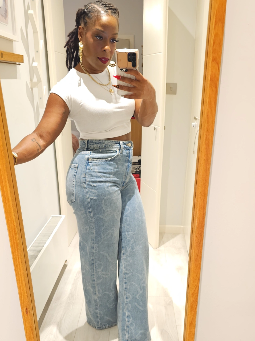 OOTD from the other day...Zara jeans. Love the bow details on the jeans ♥️ #zara #fashionable40s #FitCheck #outfitinspo #denim 