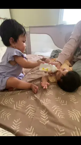 leya ada aja kelakuannya masyaAllah 😂 Allahumma barik🤎 #CapCut #baby #twins #huruhara #anakkembar 