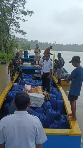 long boat bermuatan BBM jenis solar 9 Ton tanpa surat jln dan legalitas di tahan di Distrik Mimika Barat Tengah,diduga BBM tersebut akan di gunakan untuk aktifitas tambang ilegal di kampung Wumuka Distrik Mimika Barat Tengah Kabupaten Mimika Provinsi Papua Tengah. #ilegalmining 