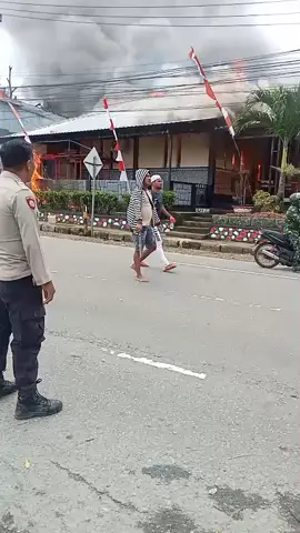 Bentrok 2 warga di kota Ambon Sebelumnya diberitakan, bentrokan warga Desa Hunuth dan Hitu terjadi di kawasan Durian Patah, Kecamatan Teluk Ambon, Selasa (19/8). Bentrok ini mengakibatkan 17 rumah hangus terbakar dan 200 warga mengungsi. 
