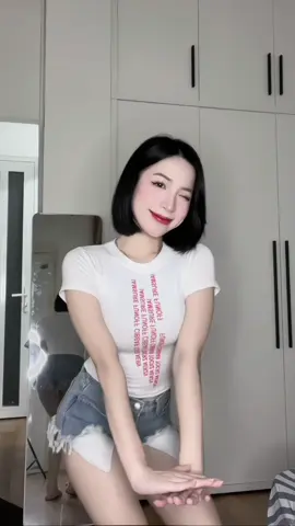 một người đứng từ xa chờ a về 🙄