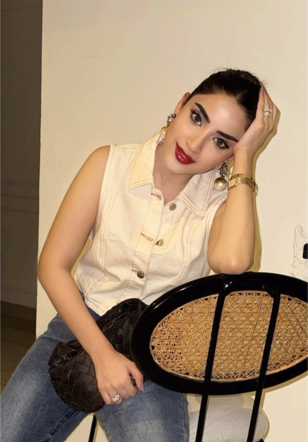 Saboor aly hot red lipstick look #sabooraly 
