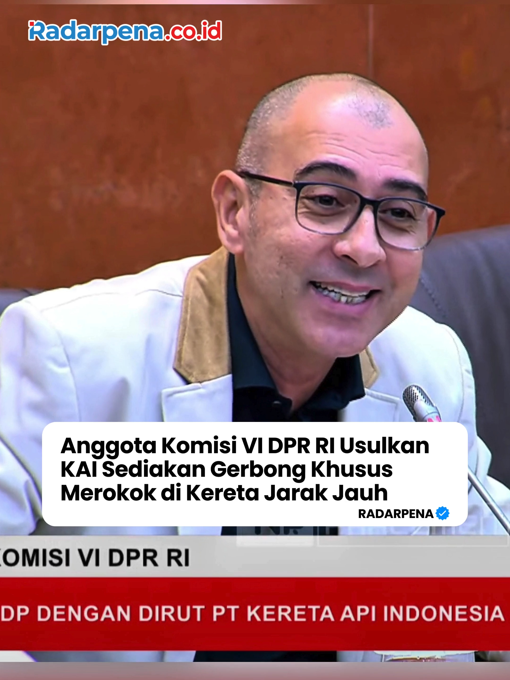 🚆✨ Anggota DPR RI, Nasim Khan, mengusulkan agar PT KAI menyediakan satu gerbong khusus merokok di kereta jarak jauh. Menurutnya, gerbong ini bisa difungsikan sebagai kafe sekaligus smoking area, sehingga memberikan kenyamanan bagi penumpang tertentu sekaligus membuka peluang keuntungan tambahan bagi KAI. “Dulu ada, tapi setelah itu dihilangkan. Sisakan satu gerbong untuk kafe, paling tidak di situ untuk smoking area,” ujar Nasim dalam rapat di DPR. Ia menegaskan usulan ini merupakan aspirasi masyarakat, khususnya dari Jawa Timur. 👉 Kalau usulan ini diterima, kamu setuju atau tidak? 🚬🚫 --- #Radarpena #Radarpenanews #KAI #KeretaApi #NasimKhan #DPR #Transportasi #KAIUpdate #BeritaHariIni #KeretaJarakJauh