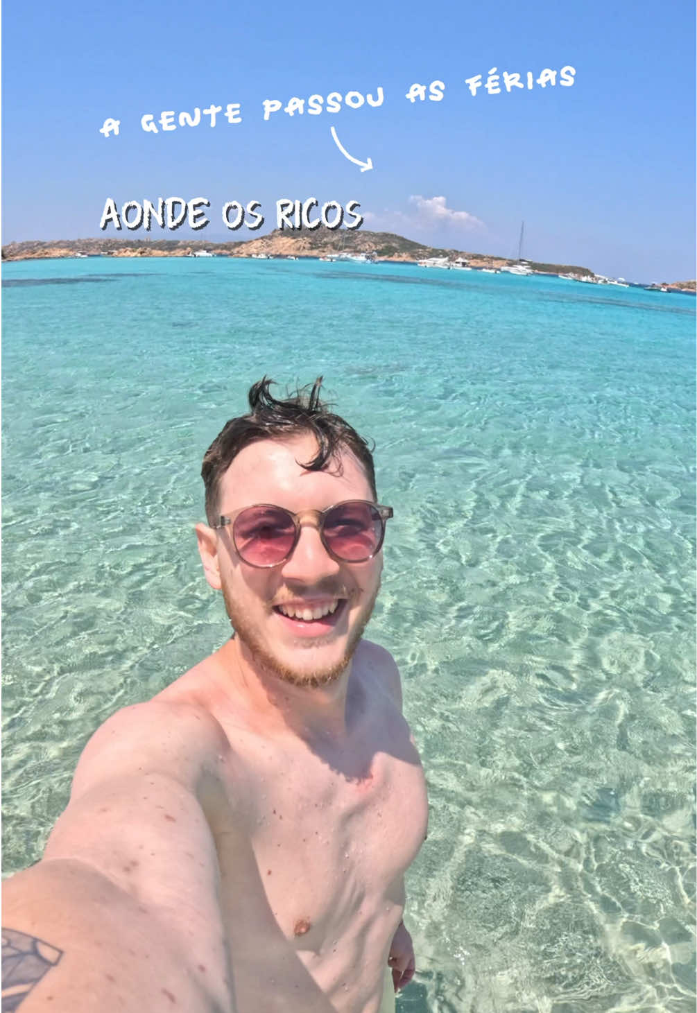 A GENTE FOI PRA SARDENHAAAA! 🇮🇹☀️ Esse passeio foi muito mais do que conhecer um lugar novo. Foi especial por vários motivos: De onde a gente veio, viajar pra Itália já parecia um sonho distante… imagina então estar na Sardenha no auge do verão europeu? E além de realizar esse sonho, a gente ainda teve a alegria de trazer nossa família, com tudo pago por nós, com muito esforço e muito amor 🫶🏻✨🥹 Estar na Sardenha, cercado por esse mar surreal, conectados com a praia (que faz MUITA falta pra gente hoje) e com quem a gente mais ama, fez dessa a melhor viagem das nossas vidas 🌊⛴️ Quem salvou esse rolê foi o @getyourguide! A gente reservou tudo pelo app, foi super fácil e sem perrengue. Dá pra ver todas as opções de passeio, conferir avaliações reais e ainda garantir tudo com antecedência. Se quiser fazer o mesmo passeio, o link tá no comentário fixado desse vídeo! 👆 Valeu @getyourguide @getyourguidecommunity por proporcionar esse dia inesquecível 🙌 🌊 Nosso dia: Saímos de Palau às 10:15 e fizemos 3 paradas perfeitas pra banho: • Em alto mar, direto naquele azul cristalino da Sardenha • Na Praia do Cavaliere, com direito a trilha pra uma praia secreta surreal • E na Cala Connari, onde caiu a ficha: a gente tava vivendo um sonho! No caminho ainda rolou cervejinha, espumante e uma paisagem de tirar o fôlego 🍾🍻 #brasileirospelomundo #sardinia #sardegna #italy #getyourguide 