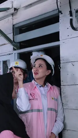 ⚡️40 rumah di Malut dan 2659 rumah se Indonesia akhirnya hari inj terang lewat program Light Up The Dream 💡 Pegawai PLN patungan, nyalain harapan ✨ Mulai 2026, Pemprov juga siap bantu pasang listrik biar nggak ada lagi rumah gelap🔥 Merdeka itu ketika setiap keluarga bebas dari kegelapan 🇮🇩 #LightUpTheDream #MalutMenyala #gubsherly #malukuutara