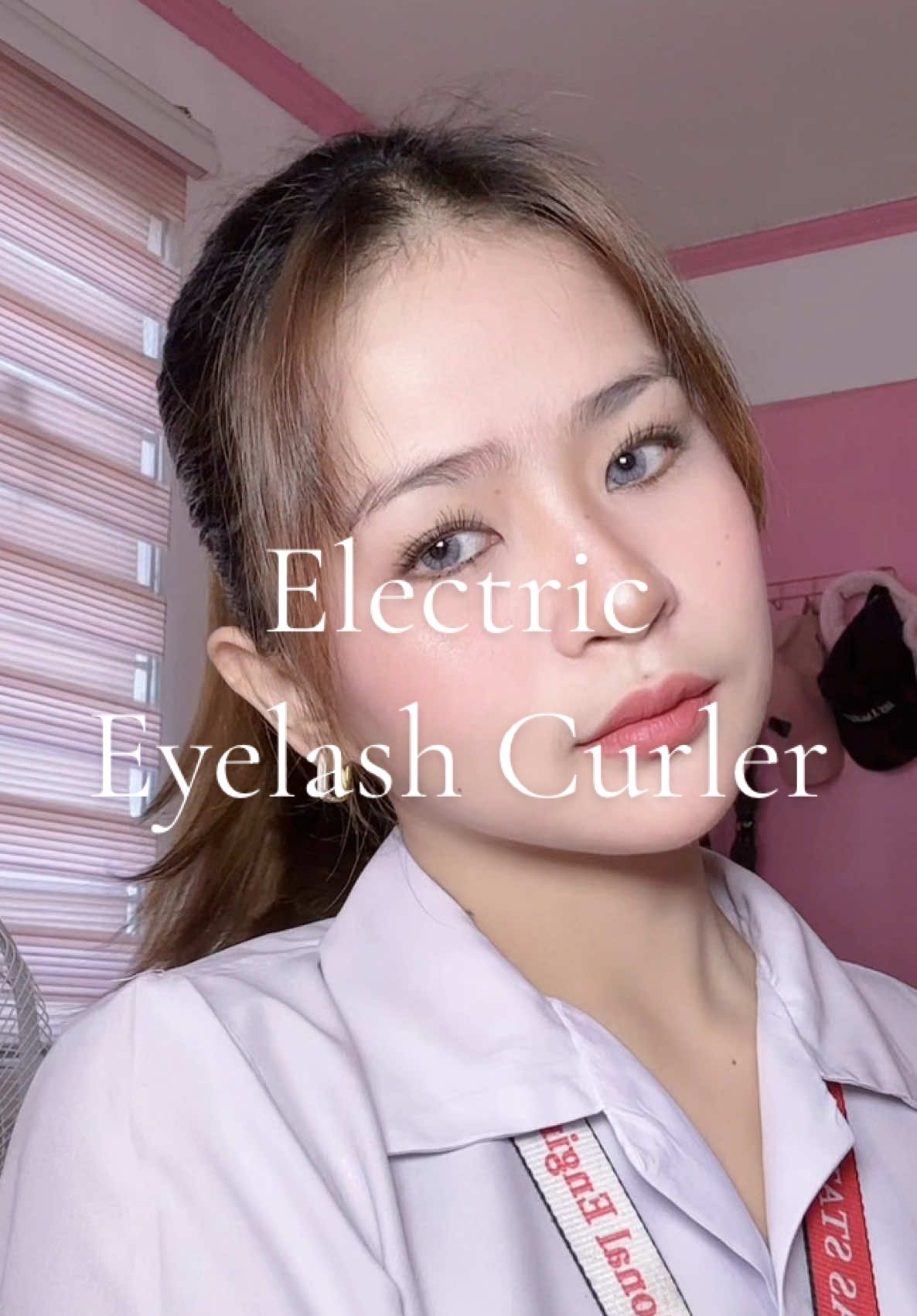 Parang lash lift sa salon pero DIY at home lang!✨😍 Girls, this is your sign to upgrade your lash game!!🩷 #electriceyelashcurler #curler #eyelashcurler #eyelashes #beautyhacks 