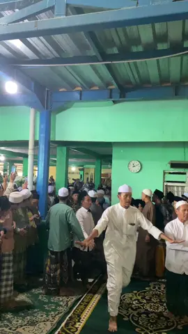 Sampai detik ini saya masih heran entah mengapa di seluruh wilayah Banten,Jawa Barat ,Jawa Tengah bahkan Jawa timur pun semua dilanda hujan dan gerimis ataupun mendung saya yang asli warga Purworejo tetapi  sekarang berada di Jawa Timur ikut merasakan kesedihan ini karena Wafatnya Sosok Kharismatik  Dari Purworejo Yakni ( K.H . Muhamad THOIFUR MAWARDI ) Beliau Ada Sosok Ulama Indonesia Bahkan Dunia Yang Memiliki Karomah Yang Begitu Indah Yakni Sering Bermimpi Bertemu Baginda Nabi Muhammad SAW  ( Mengenal Lebih Dekat Seorang Ulama Kharismatik )  Nama lengkap almarhum adalah KH Muhammad Thoifur Mawardi. Lahir di Purworejo, tanggal 8 Agustus 1955 dan meninggal dunia di usia 70 tahun. Abah Thoifur - begitu beliau biasa dipanggil adalah putra dari KH R. Mawardi, seorang ulama yang juga dikenal di Purworejo. Dari jalur ayahnya, KH Thoifur masih termasuk dzurriyyah KH R. Imam Maghfuro, seorang tokoh besar Karesidenan Kedu, sekaligus memiliki ikatan darah dengan trah Sultan Agung Hanyokrokusumo dari Mataram. Masa Kecil Dan Pendidikan Awal Sejak kecil, KH Thoifur dikenal tekun dalam menuntut ilmu agama. Pendidikan dasar agama diperoleh dari lingkungan keluarga, kemudian melanjutkan pengembaraan intelektualnya di beberapa pesantren besar Jawa. Di antaranya adalah Pondok Pesantren Sugihan, Kajoran, Magelang untuk menimba ilmu dasar kitab kuning, fiqh, dan ilmu alat. Kemudian di Pondok Pesantren Lasem, Rembang untuk memperdalam ilmu syariah, hadits, dan quran  ( Perjalanan Ilmu di Tanah Suci ) Pada tahun 1976, beliau berangkat ke Makkah dan mondok di Ma'had Rushaifah di bawah bimbingan Al-'Allamah Al-Habib Sayyid Muhammad bin Alawi Al-Maliki, seorang ulama besar yang dikenal sebagai ahli hadits internasional. Selama 12 tahun (1976-1988) beliau bermukim di Makkah, mengkaji kitab-kitab induk Islam, terutama hadits, sirah nabawiyyah, dan tasawuf. Dari sanalah beliau dikenal memiliki penguasaan yang sangat luas hingga dijuluki 