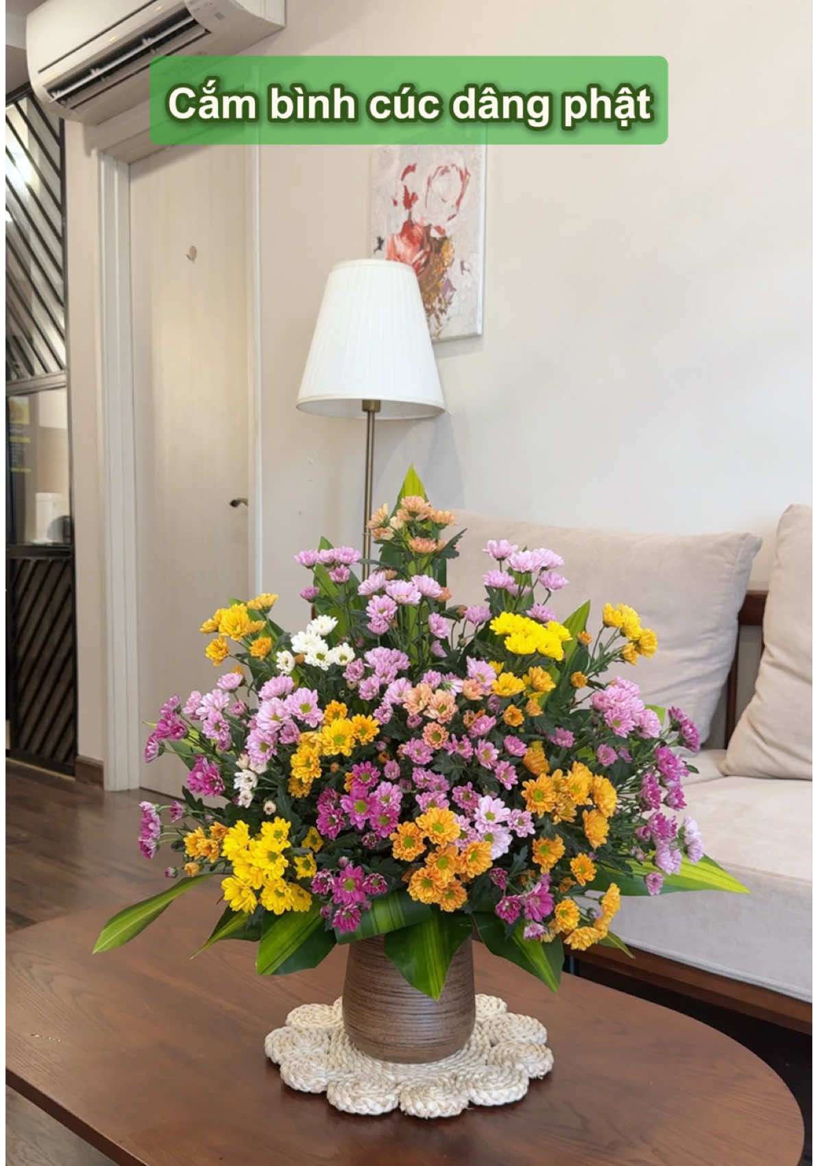 Hôm nay em cắm cúc nhiều màu mọi người xem có oke không nhé ạ #bìnhgốm #lọhoađểbàndecor #cắmhoa #cắmhoabànthờ #tiệmcủanhàgờ 