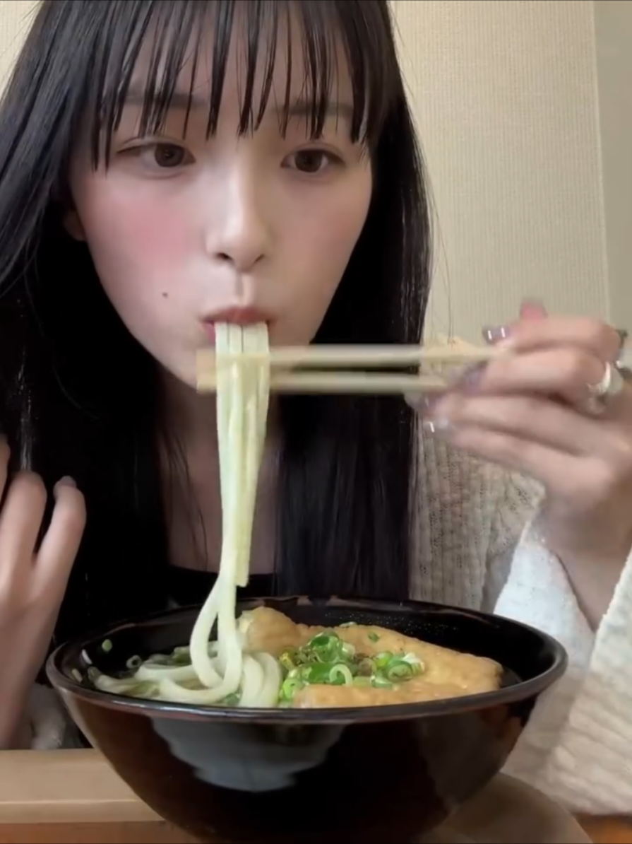 うどんを食べるももちゃん🍑 #大園桃子 #ももちゃん #乃木坂46 