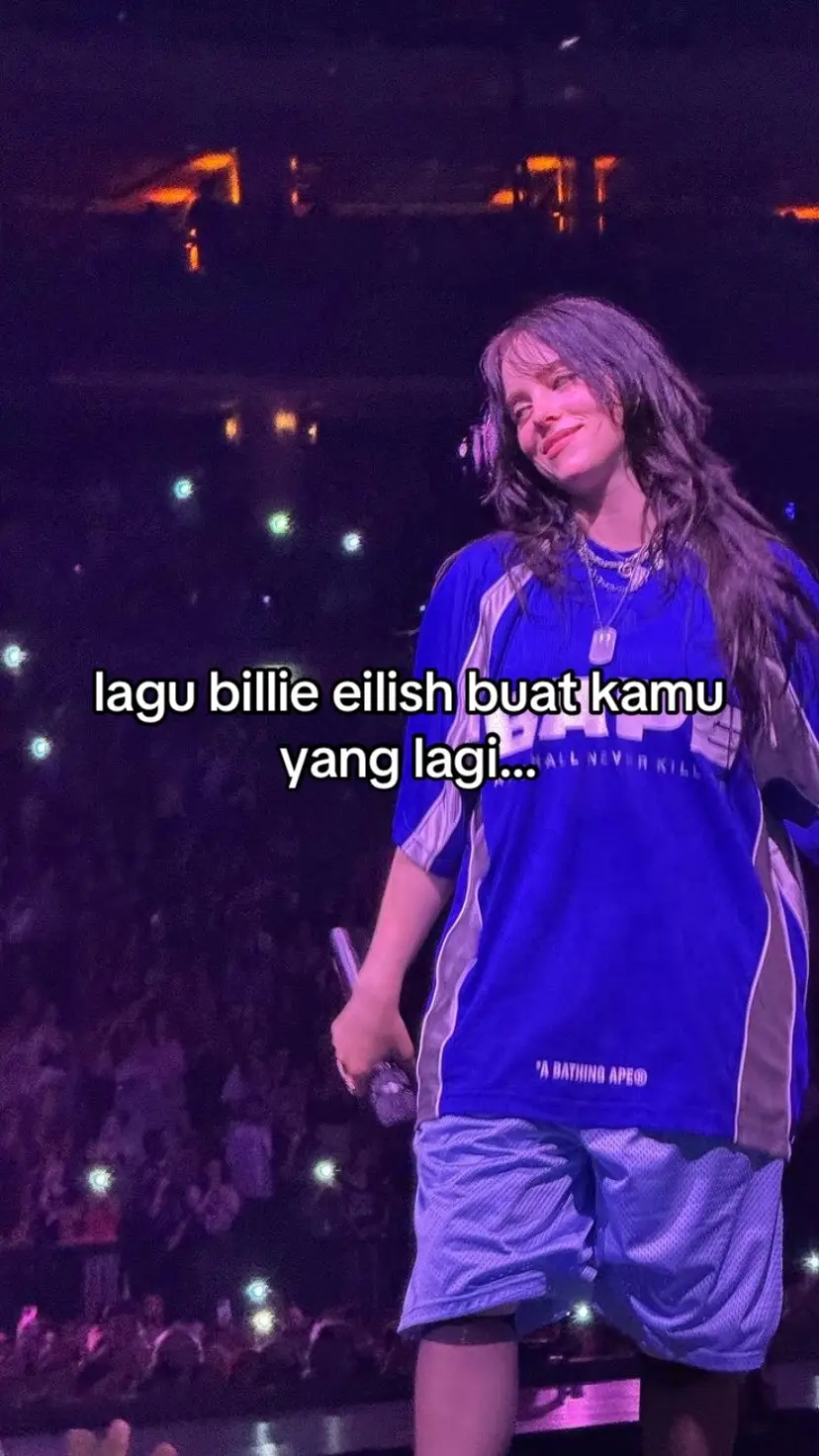 Kadang perasaan susah dijelasin, tapi selalu ada lagu yang bisa mewakili. Billie Eilish punya banyak lagu yang bikin orang mikir, “wah, ini gue banget.” Dari jatuh cinta, stuck di cinta yang nggak kesampaian, sampai akhirnya bisa bebas dari hubungan toxic. 🎶 Kamu lagi di fase yang mana sekarang? #billieeilish #spotify #applemusic #fyp #foryou 