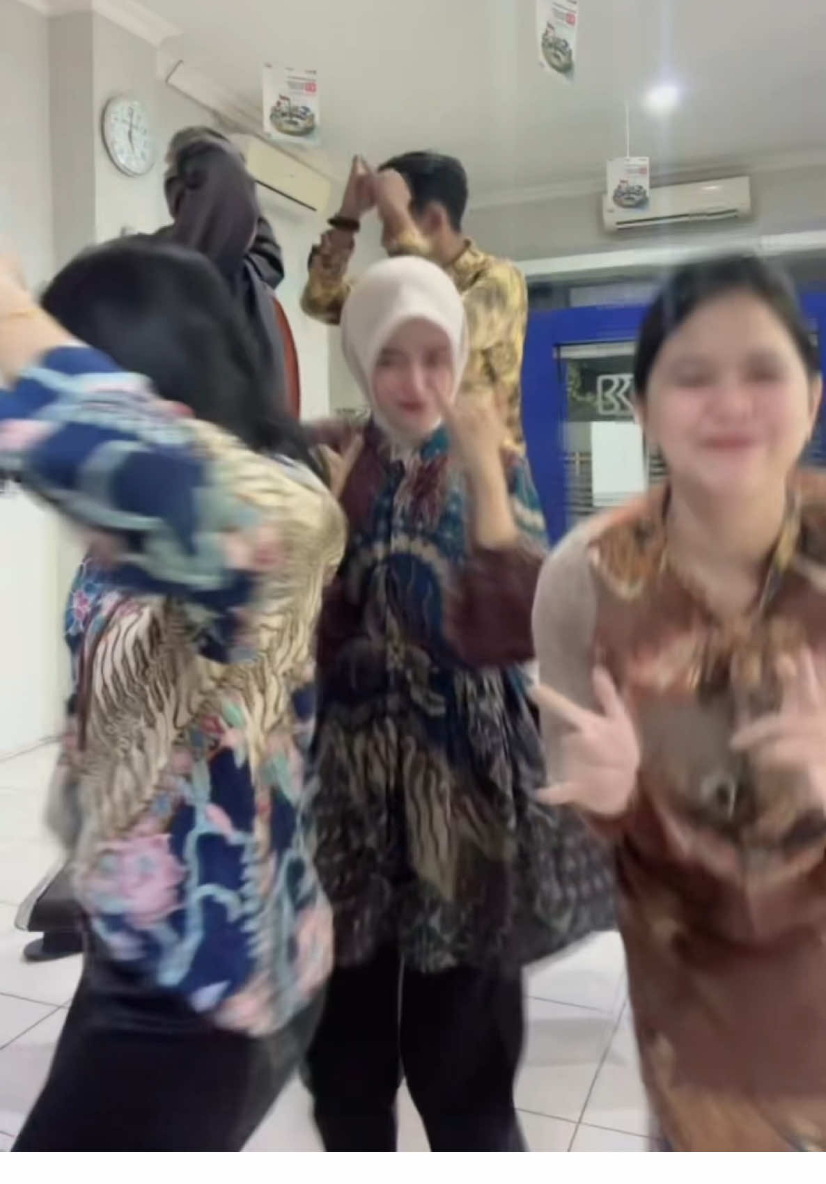 Untung isi kantor asik semua jadi ga kerasa tau tau malem🤣