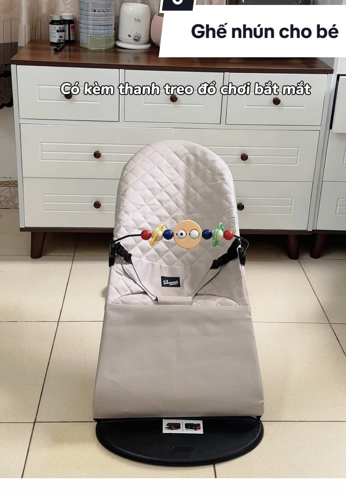 Ghế nhún cho bé nằm chơi giúp mẹ rảnh tay đây các mom . Chân ái của em đấy , lúc nào cũng dùng đến luôn á #mevabe #xuhuong #ghenhunchotresosinh #peewees #ghenhunchobe 