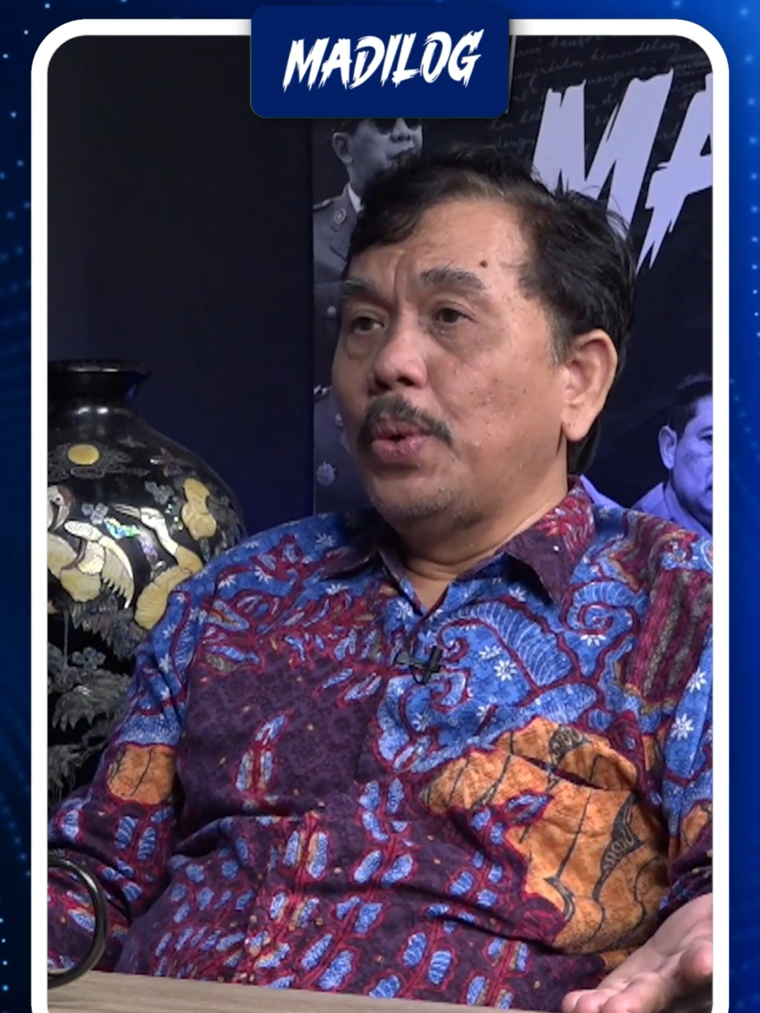 SYAHGANDA NAINGGOLAN: KENAIKAN PAJAK DIORKESTRASI DI PUSAT UNTUK LEMAHKAN PRABOWO Demo besar-besaran menolak kenaikan Pajak Bumi dan Bangunan (PBB) terjadi di beberapa daerah.  Di Kabupaten Bone dan Kabupaten Pati demo berakhir ricuh.  Terjadi bentrokan antara polisi dengan masyarakat yang marah karena kebijakan sewenang-wenang. Kenapa pemerintah terus mengeluarkan kebijakan yang tak berpihak kepada rakyat? Benarkah ada upaya untuk mendelegitimasi Presiden Prabowo Subianto? Siapa yang melakukannya dan apa tujuannya? Podcast Madilog Forum Keadilan berikut ini mengupas pertanyaan-pertanyaan tersebut secara mendalam bersama narasumber terpercaya.* Host: Darmawan Sepriyossa - Jurnalis Senior Narasumber: Syahganda Nainggolan - Ketua Dewan Direktur Great Institute #syahgandanainggolan #prabowosubianto #pbb #pajakbumidanbangunan #demoindonesia #demobone #demopati #indonesiagelap #politiknasional #delegitimasi #madilog #podcastforumkeadilan #forumkeadilan