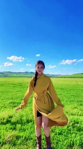 Blue sky, white clouds, green grass #mongolian dance #folkdance #Dance #tiktokdance #fyp 