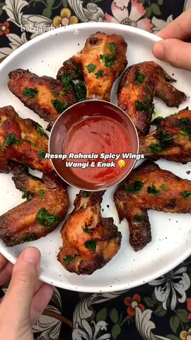 cocok banget buat stok frozen food, tinggal goreng siap makan ⛄️  🍗 bahan: -12 potong sayap ayam, belah 2 🍗 bahan marinasi: -2 sdm saus BBQ -1 sdm saus sambal -1 sdm saus tomat -2 sdm bawang bombay bubuk -1 sdm bawang putih bubuk -1 sdt cabe bubuk -1 sdt paprika bubuk -sejumput pala bubuk (opsional) -¼ sdt lada hitam -¼ sdt lada putih -½ sdt ketumbar bubuk -2 saset stevia -1 sdt garam -¼ sdt penyedap rasa -sejumput allspice (opsional) -(rahasia 🤫) sejumput vanila bubuk -1 butir telur -3 sdm munjung maizena 🍗 cara membuat: 1. cuci bersih sayap ayam, beri sedikit garam dan cuka lalu diamkan selama 5 menit, setelah 5 menit bilas hingga bersih dan tiriskan. 2. dalam mangkuk kecil, campur semua bumbu dan rempah, tes rasa dan adjust sesuai selera. 3. tuang semua bahan marinasi ke sayap ayam, tambahkan satu butir telur dan 3 sdm maizena. aduk hingga tercampur rata. 4. simpan di kulkas dan biarkan sayap ayam termarinasi semalaman. 5. setelah semalaman, siapkan loyang yang sudah dialasi dengan kertas roti, lalu susun ayam ke atas loyang dan beri sedikit jarak agar sayap tidak saling menempel. 6. panggang dalam oven yang sudah dipanaskan terlebih dahulu selama 15 menit suhu 180°C lalu balik dan panggang lagi selama 10-12 menit dengan suhu yang sama. 7. setelah matang, angkat dan dinginkan sebelum dimasukan kedalam wadah sebagai stock frozen food. 8. bisa digoreng atau di air fryer, sesuaikan dengan selera. 9. jika menggunakan air fryer, panggang selama 20 menit suhu 180°C lalu balik dan panggang kembali 10-15 menit di suhu 200°C. ———————— #spicywings #frozenfood #fyp #chickenwing 