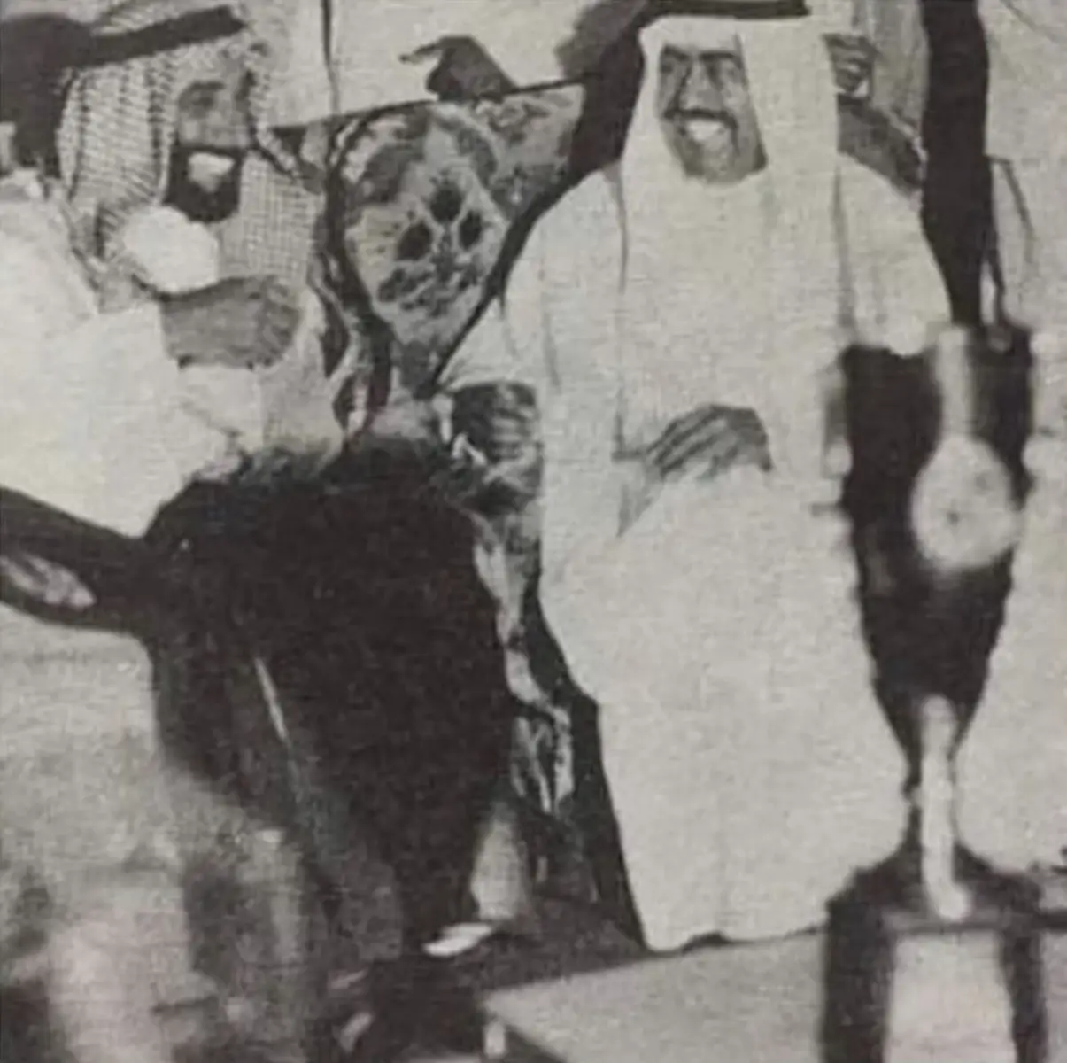 احد الصور النادرة فيها الشهيد الشيخ فهد الاحمد والشيخ زايد ال نهيان رحمهم الله في سنةً1978م #دولة_الكويت🇰🇼 #الامارات_العربية_المتحده🇦🇪 #المملكه_العربيه_السعوديه🇸🇦 #kwt #uae🇦🇪 