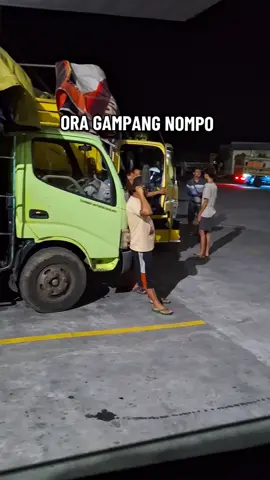 wes kono awuren. @aryagalih__ @shinta_arsintaa  #fypppppppppppp #lewatberanda #sopirtruckindonesia🇮🇩 #xyzbca #xuhuong 