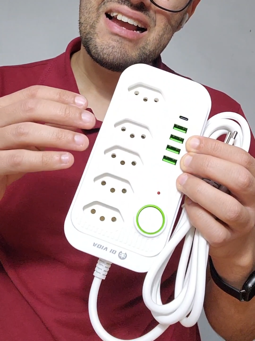 Se você tem vários eletrônicos, essa é a solução que faltava. Com 5 tomadas, 4 entradas USB e 1 USB tipo C, essa extensão elétrica multifuncional atende desde celulares até notebooks, sem risco de sobrecarregar. Compacta, moderna e indispensável no dia a dia. ⚡ Clica no carrinho e vê se ainda tá disponível pra você. #tiktokshop #extensãotomadas #extensãousb #carregadorinteligente #extensãocomfiltro 